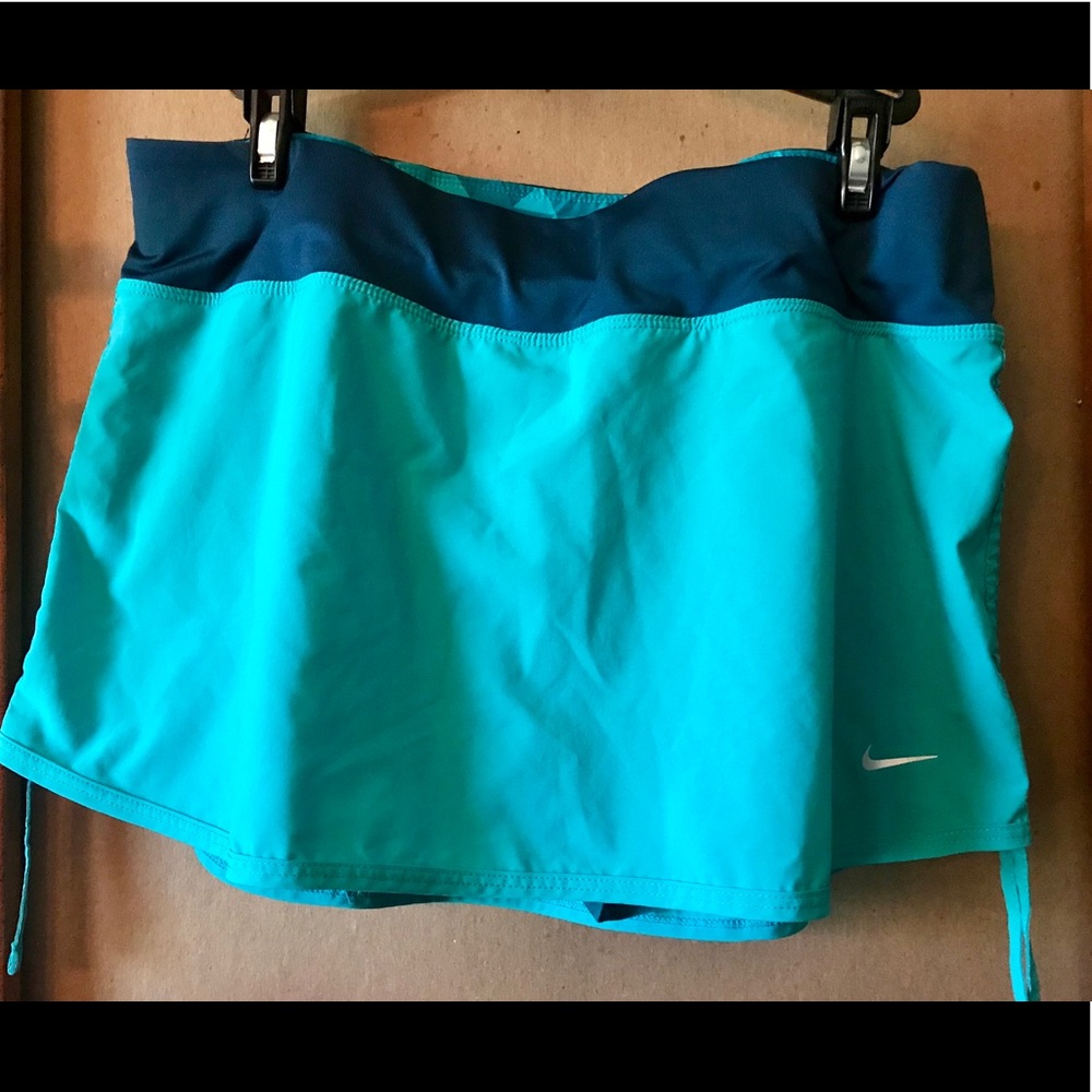 Women’s Nike Rival Skirt— Medium